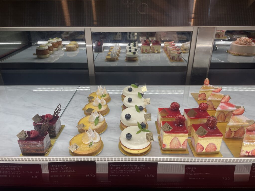 アディクト・オ・シュクル（Addict au Sucre）のショーケース内のケーキ写真【その3】
