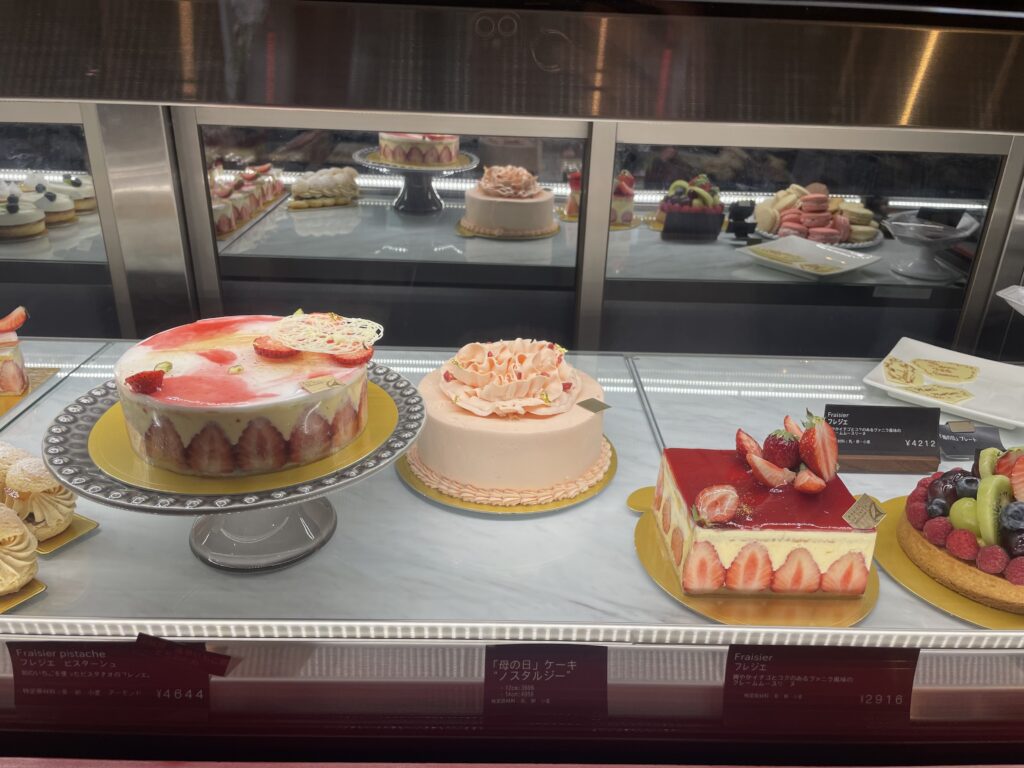 アディクト・オ・シュクル（Addict au Sucre）のショーケース内のケーキ写真【その1】