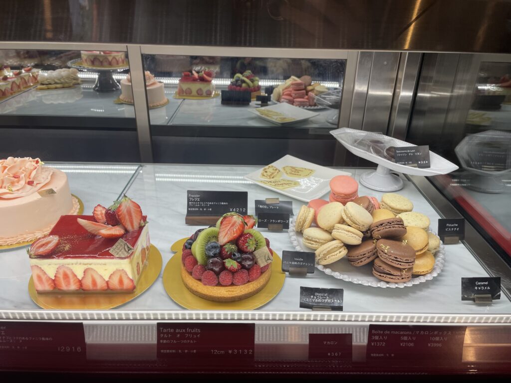 アディクト・オ・シュクル（Addict au Sucre）のショーケース内のケーキ写真【その2】