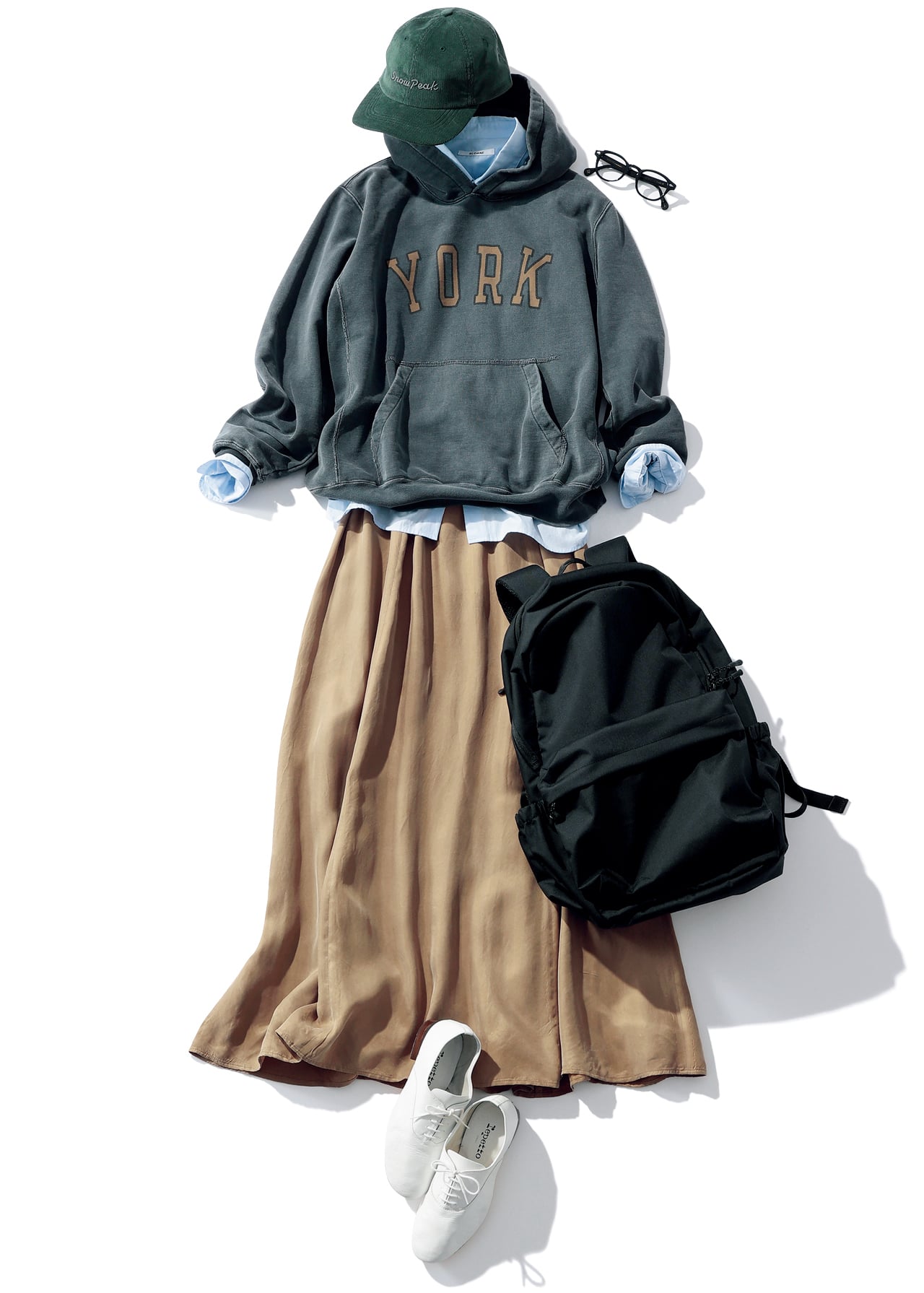 Snow Peak（スノーピーク）【洗える】Corduroy CapとLEE DAYS限定 REMI RELIEF（レミ レリーフ）【洗える】SP加工裏毛パーカー（YORK）とSnow Peak（スノーピーク）【撥水】Everyday Use Backpackのコーデ