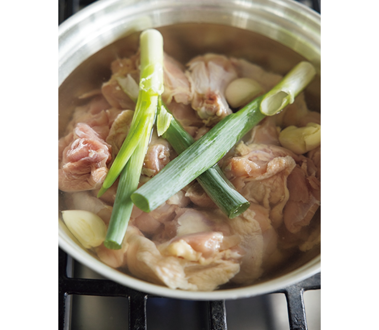 「鶏肉が水につかった状態で火をつけ、沸騰したら弱火で煮ることで、鶏肉がやわらかく、スープもやさしい味わいになります」（コウケンテツさん）