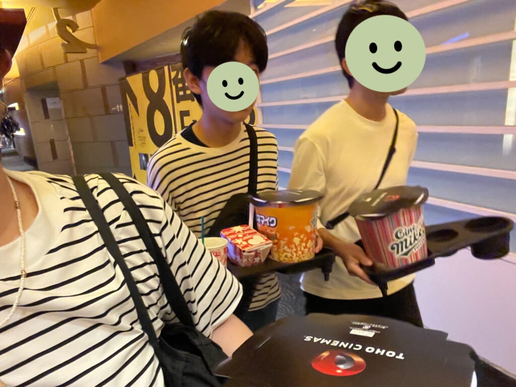 映画『劇場版 鬼滅の刃 無限城編第一章 猗窩座再来』を観る前。ポップコーンを各自手に持っている。