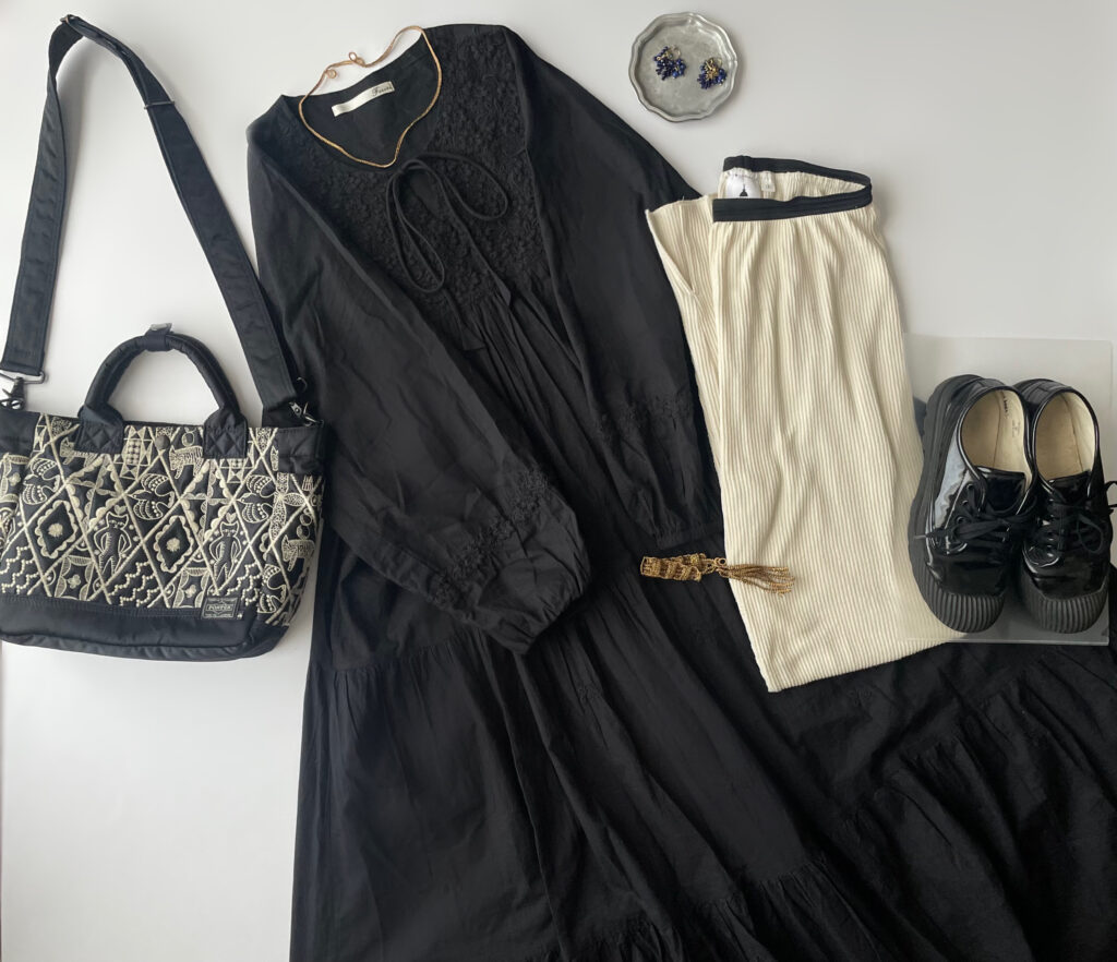 40代女性の2025年8月中旬コーデのフラットレイ画像【その2】