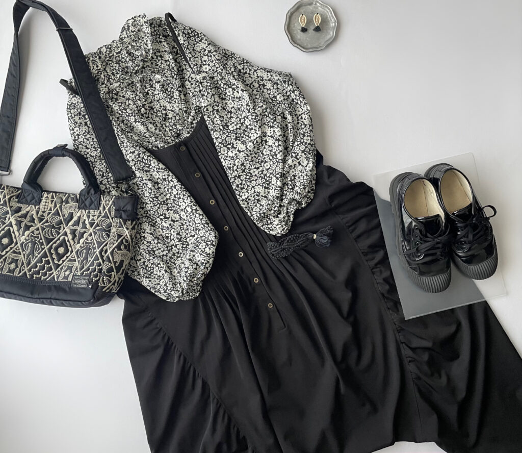 40代女性の2025年8月中旬コーデのフラットレイ画像【その1】