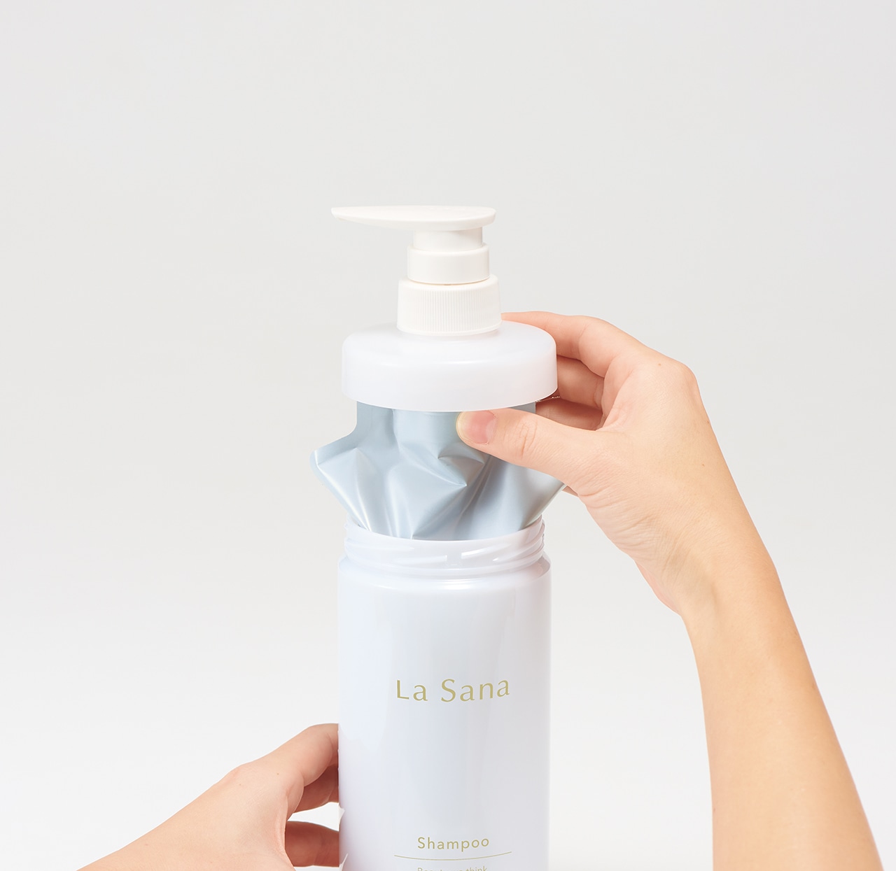 プレミオールは専用の空ボトルにカートリッジを詰め替えるシステム