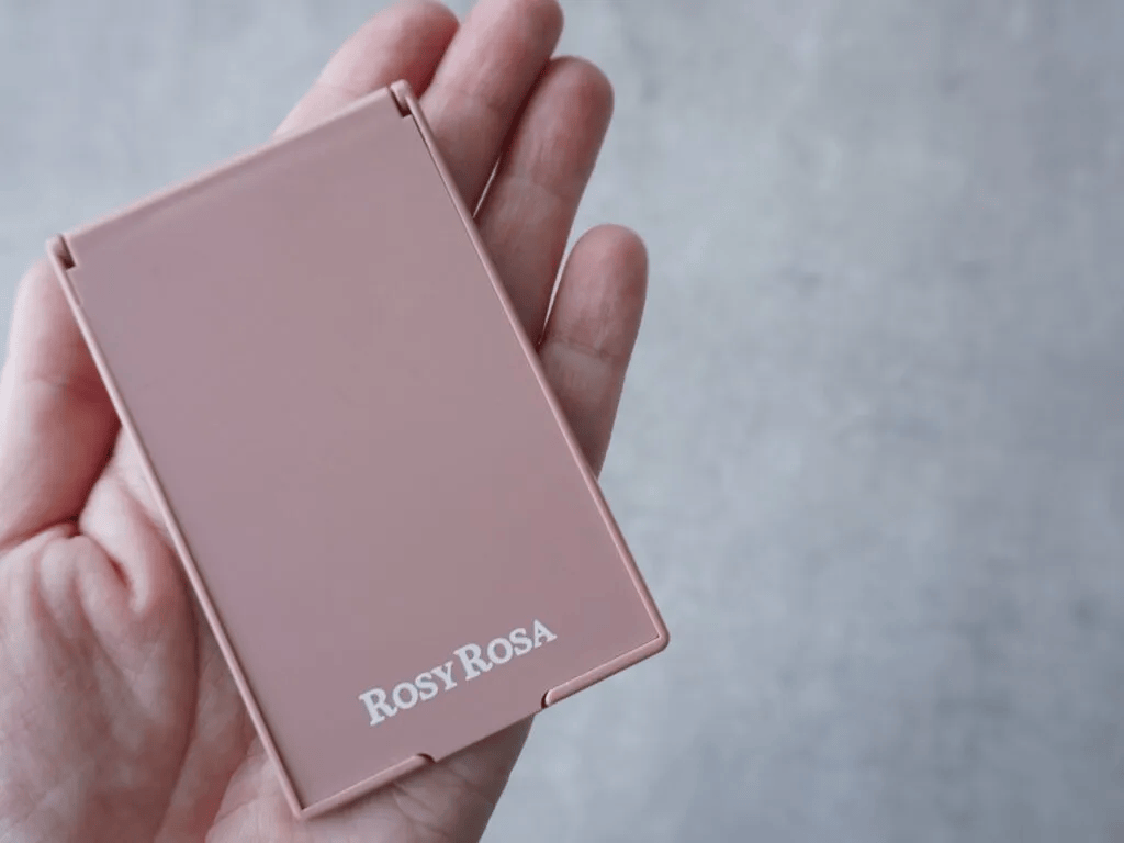 「リアルックミラー〈ミニ〉」ローズダスト　手に持ったところ