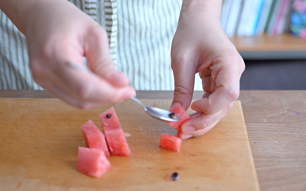 スイカは小さめに切り種をとる。