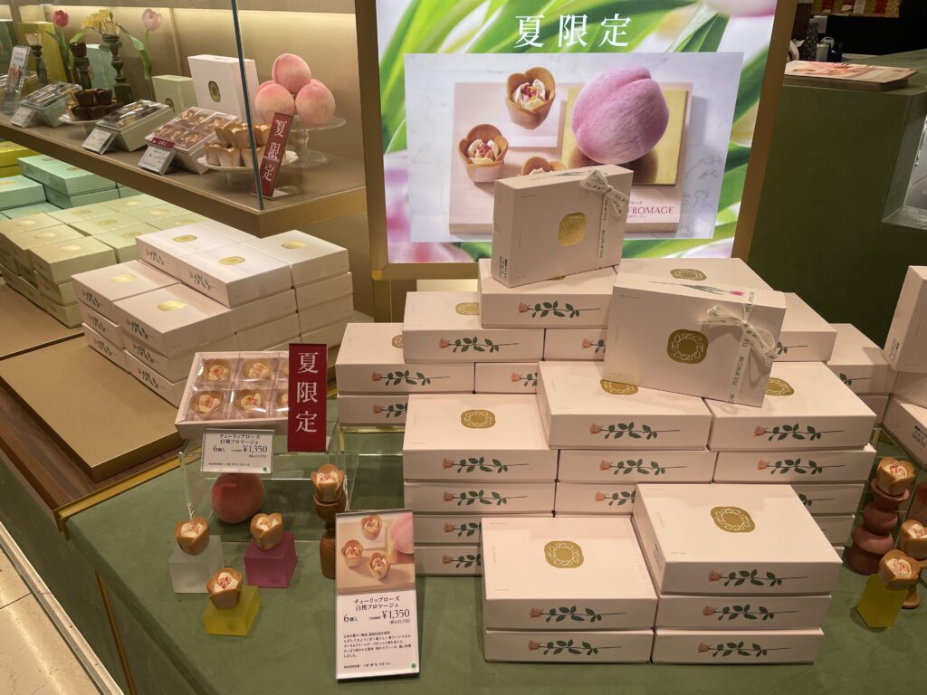 TOKYO TULIP　ROSEの夏限定の「白桃フロマージュ」が平積みされている様子