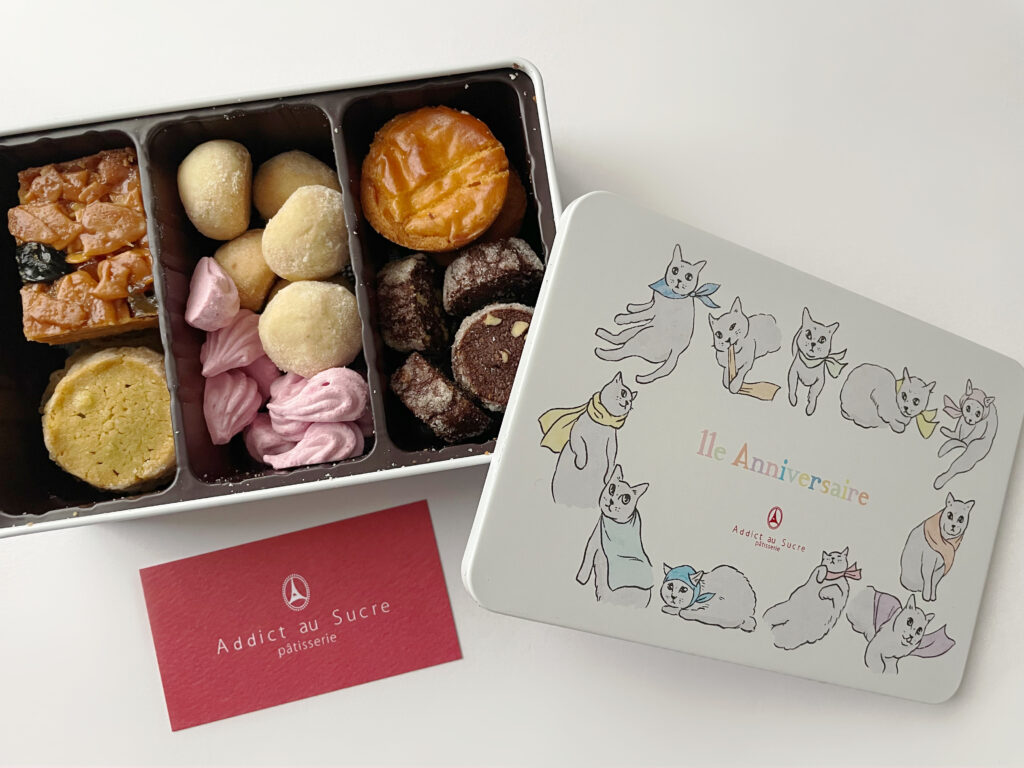 アディクト・オ・シュクル（Addict au Sucre）の11周年記念缶「オーンズ シャ」の中身。6種類のクッキーが詰め合わされている。