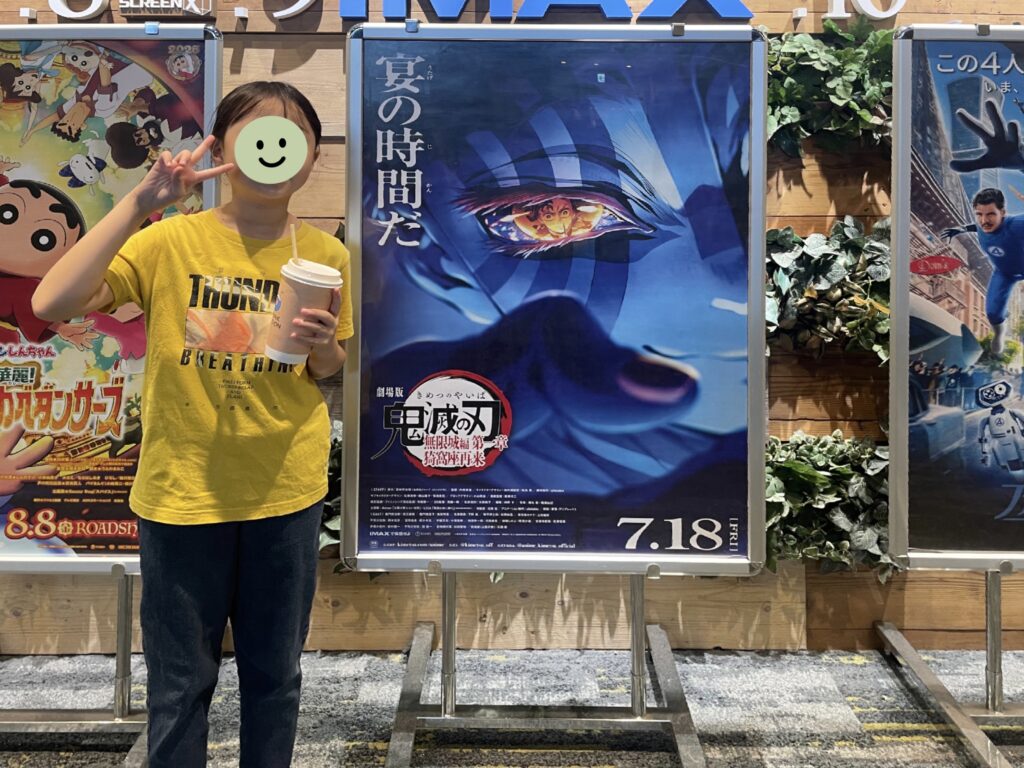 映画『劇場版 鬼滅の刃 無限城編第一章 猗窩座再来』、ポスター前で