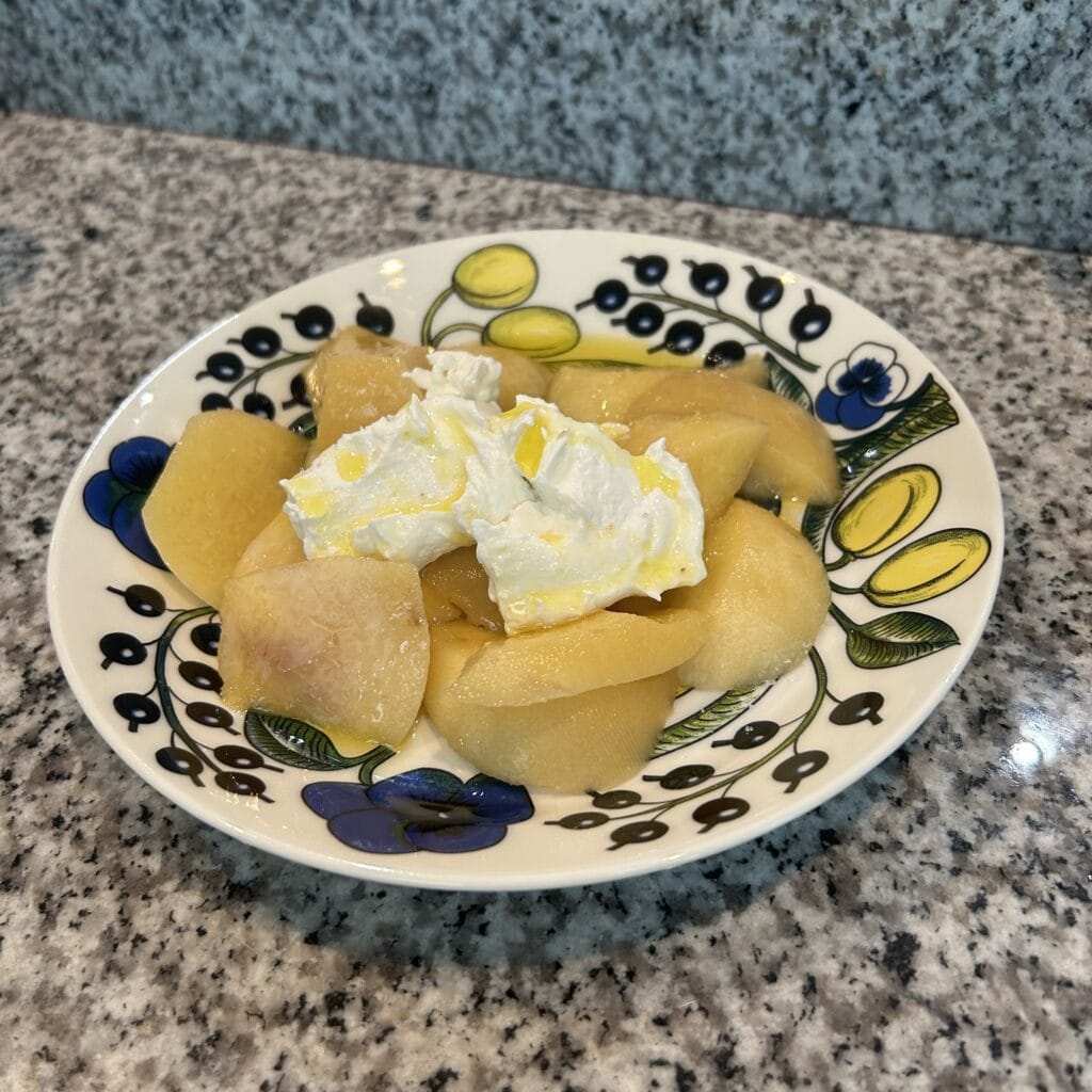 LEE100人隊が作った、塩麹×ヨーグルトの“なんちゃってクリームチーズ”と桃のひと皿