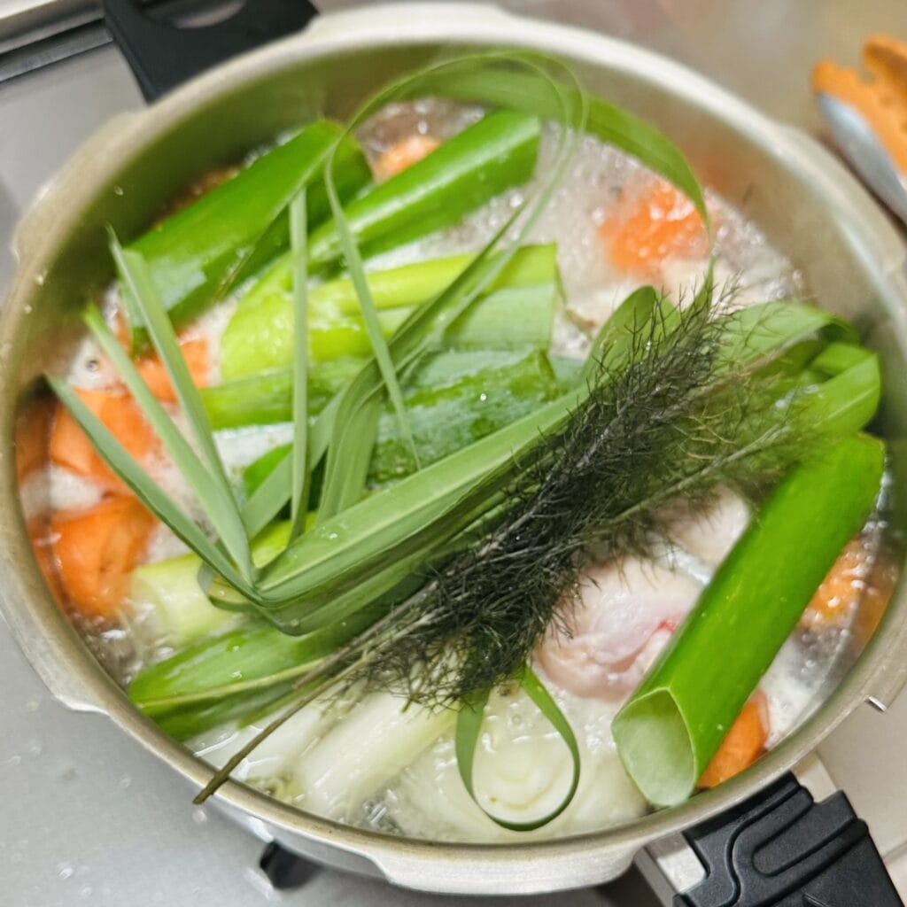 LEE100人隊がレモングラスで作るさっぱり野菜スープ