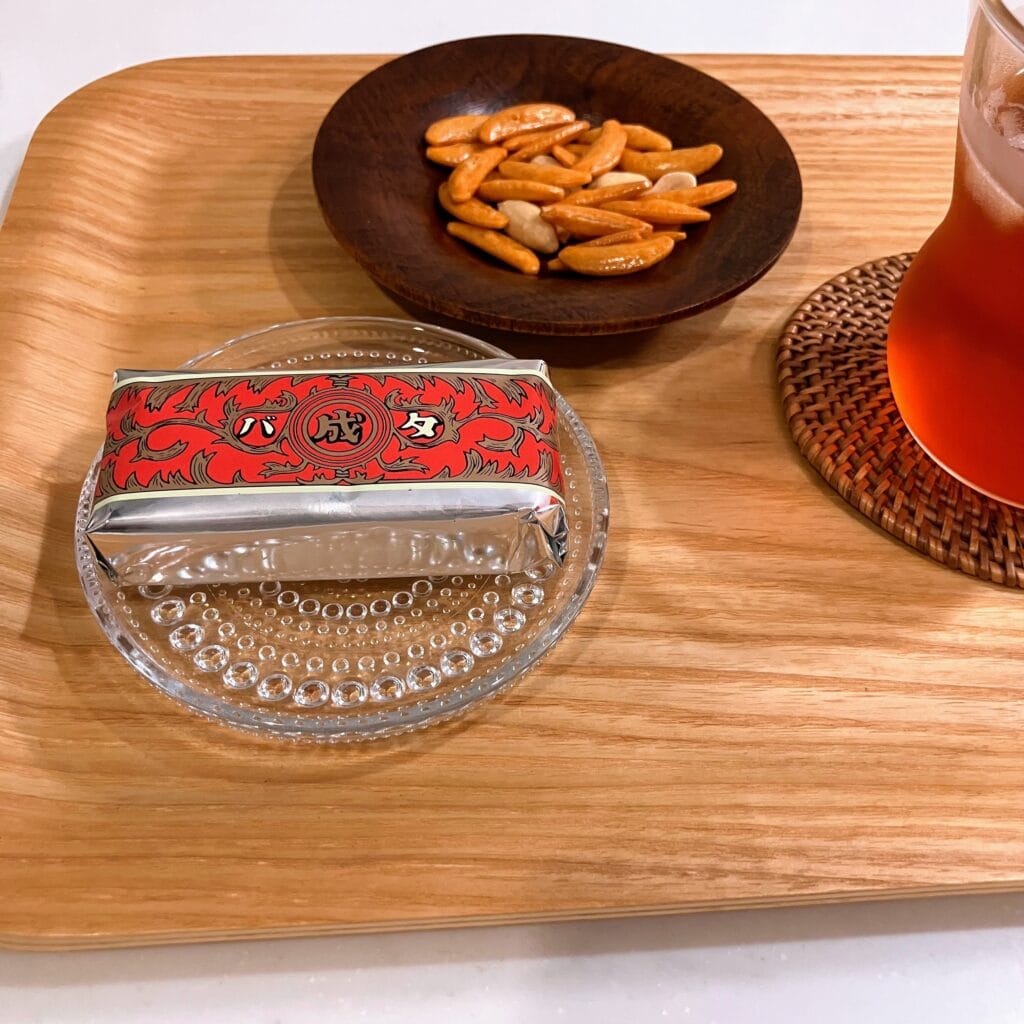 六花亭　レーズンバターサンド　柿の種