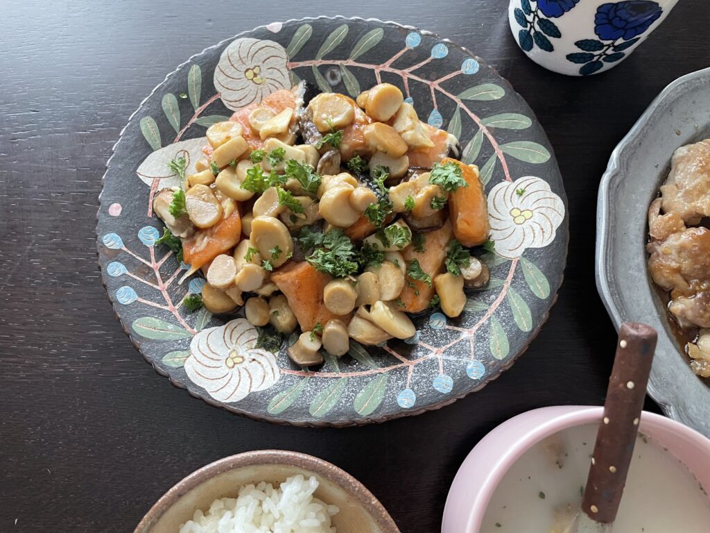 本多理恵子さんのレシピ「サケのバタポン炒め」を40代主婦が作ってみた写真。鹿児島睦さん作陶（ハンドメイド）の魚柄の器に盛り付けている。