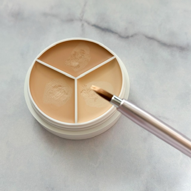 【tfit】カバーアッププロコンシーラーをブラシにとった写真