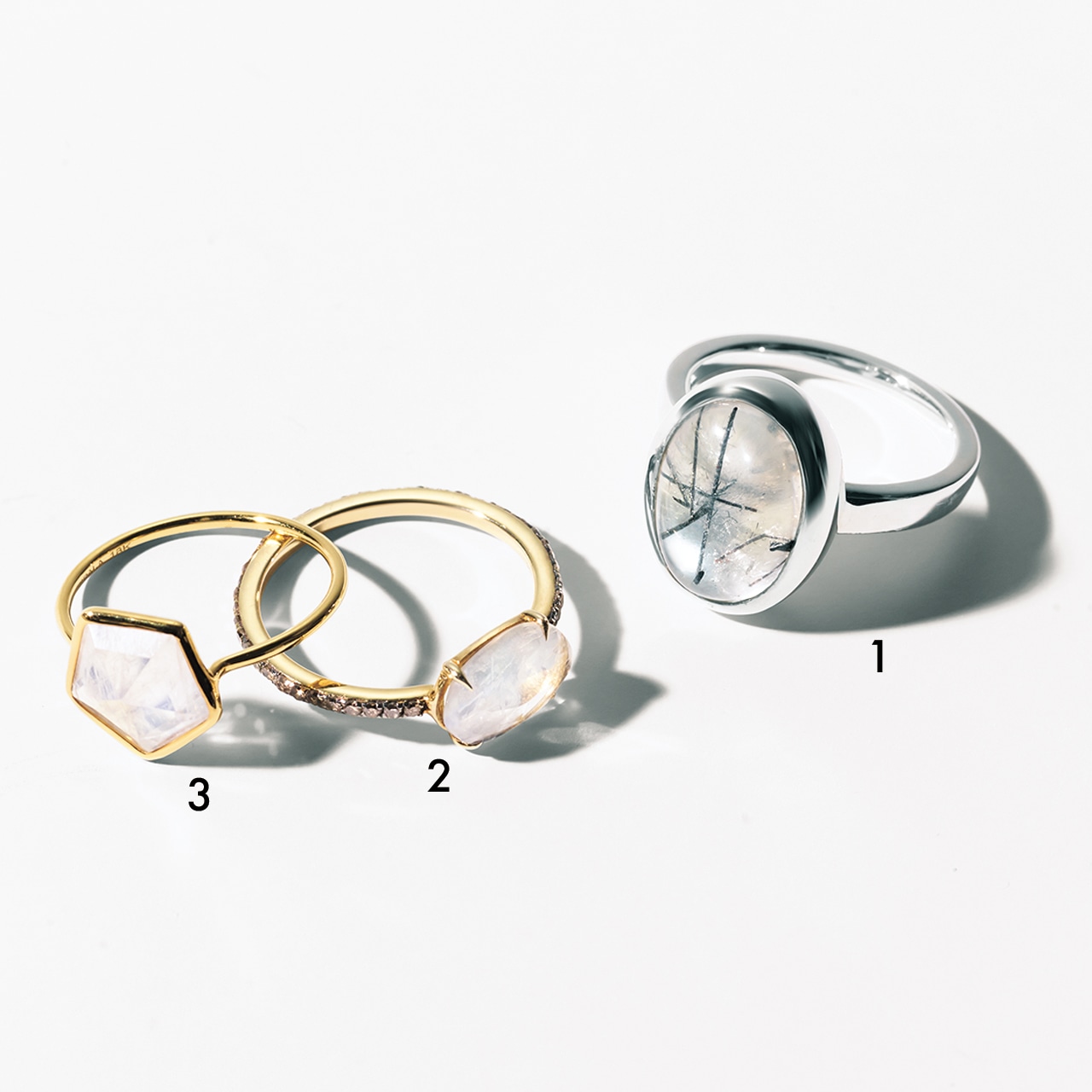 ホワイトの色石リング