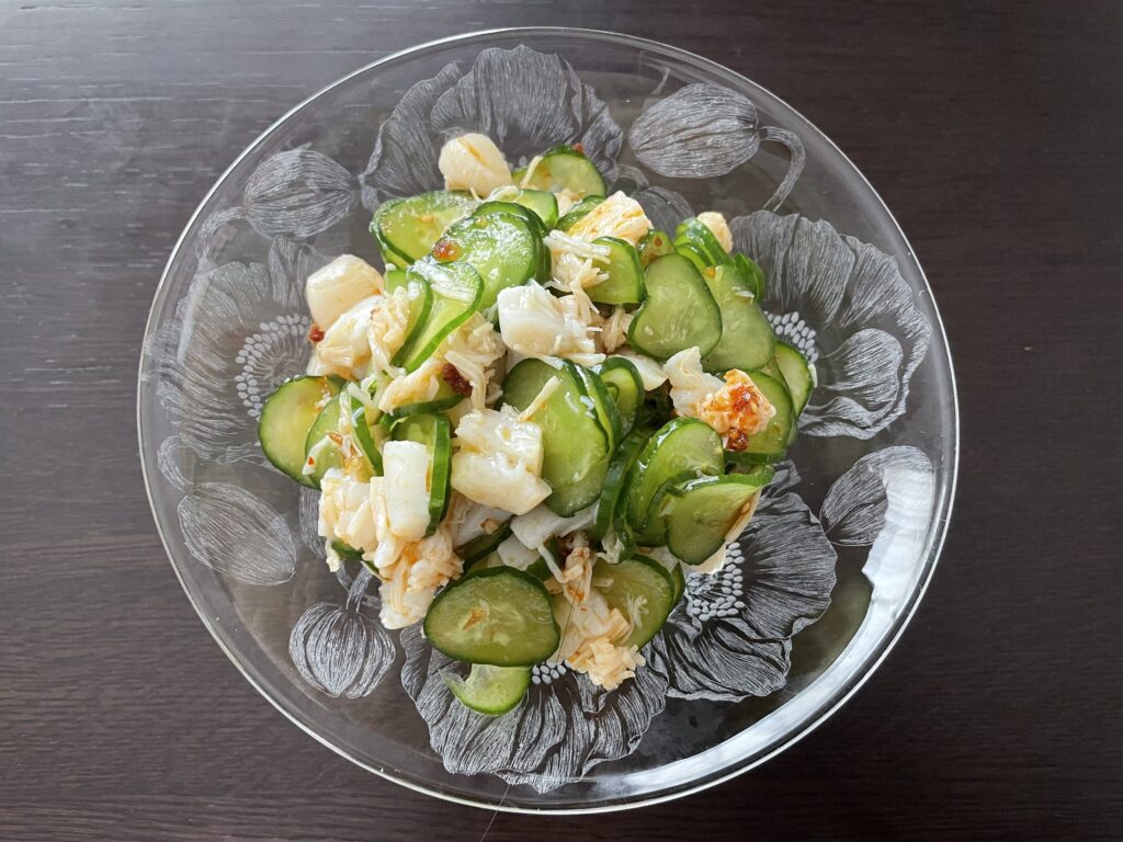 和田明日香さんのレシピ「きゅうりとホタテのラー油和え」を40代主婦が作ってみた写真。ポピー柄のガラスの器に盛り付けている。