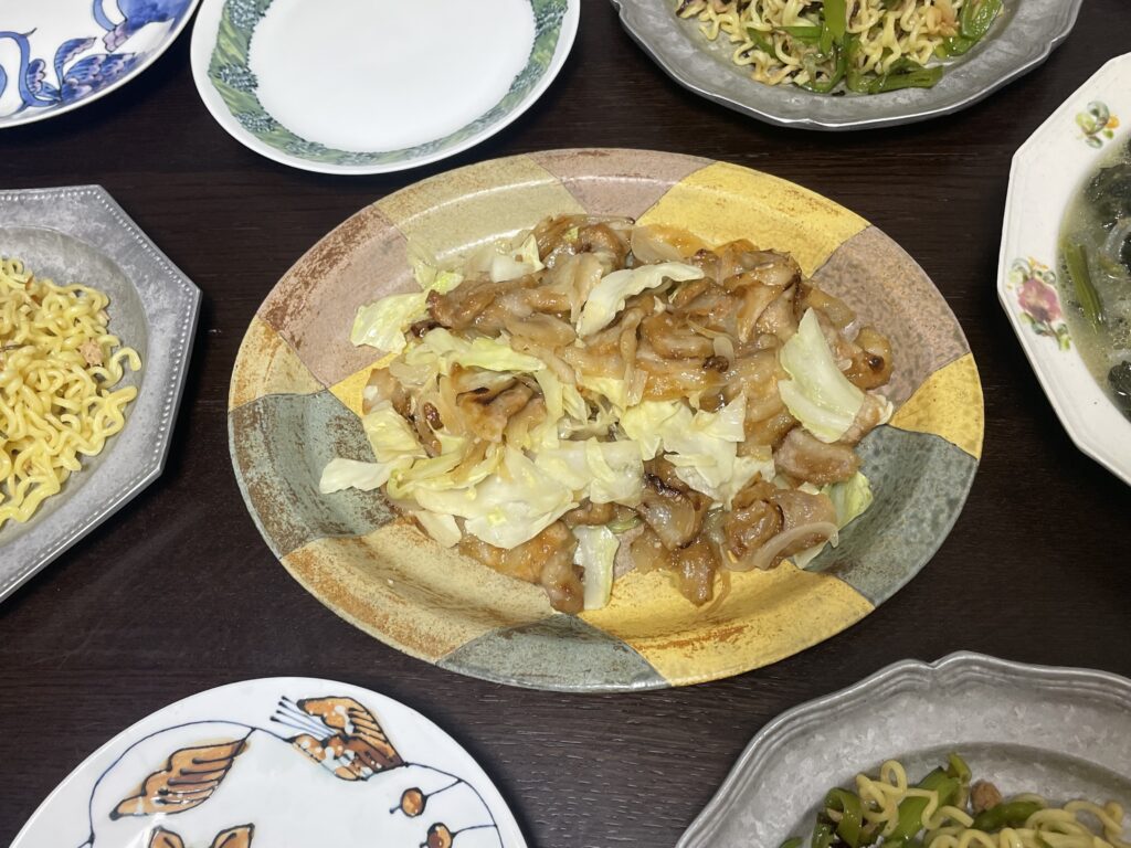長谷川あかりさんのレシピ「ミニマル肉野菜炒め」を40代主婦が作ってみた写真。金井ゆみさん作陶ののオーバル皿に盛り付けてある。