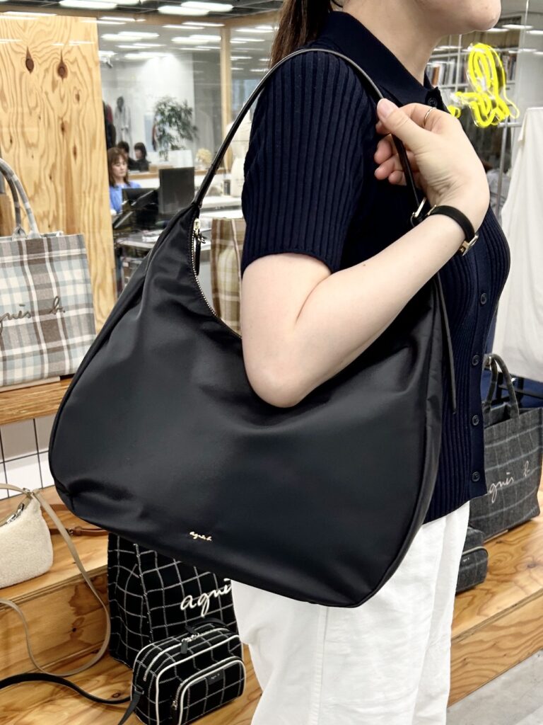 ナイロン ラージ ショルダーバッグ (ZAS03）を肩がけ