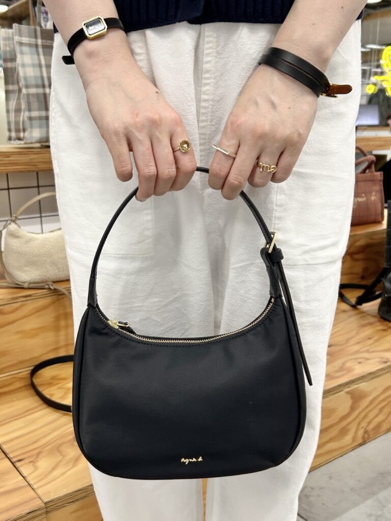 ナイロン スモール ショルダーバッグ (ZAS06－01)ブラックを手で持っているところ