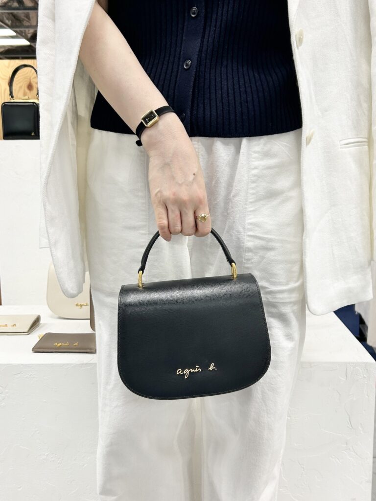 レザー 2wayショルダーバッグ "City"　ブラックを手に持っているところ