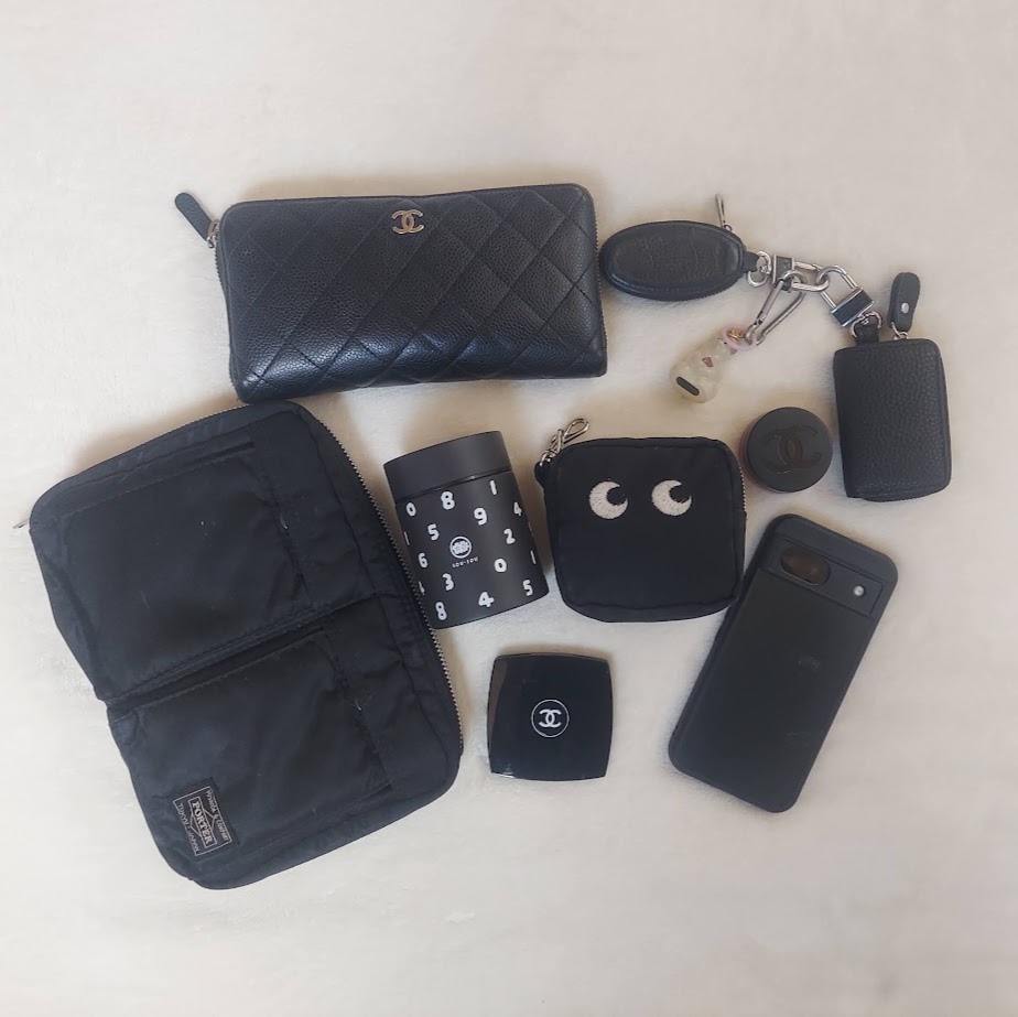 黒小物　バックの中身　コポ