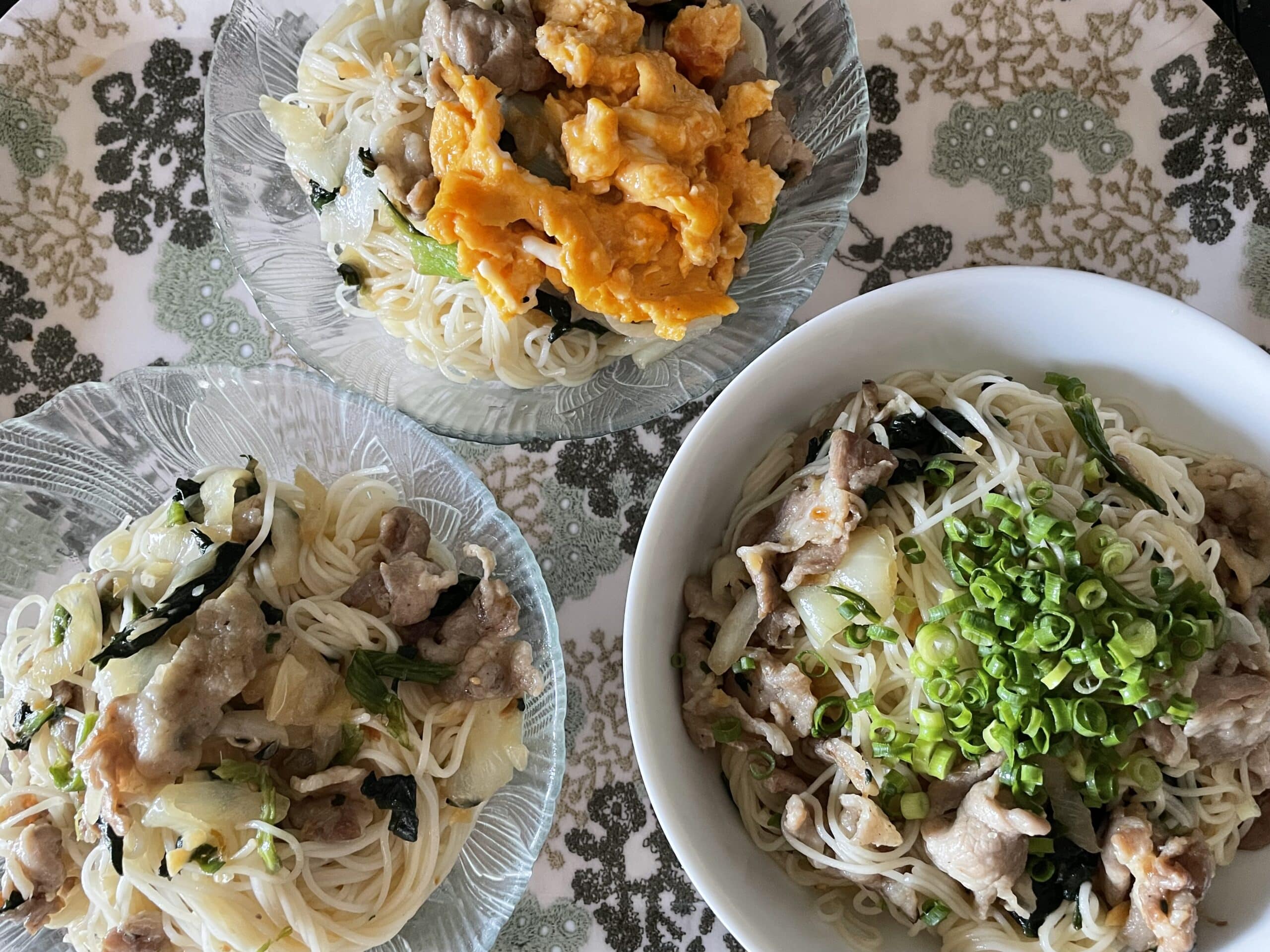 近藤幸子さんレシピ「炒めそうめん」を作ってみた写真。豚肉＋玉ねぎ＋ほうれん草を入れている。