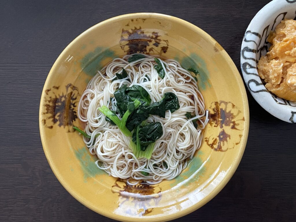 本多理恵子さんのレシピ「ほうれん草入り素そうめん」を40代主婦が作ってみた写真。伊藤聡信さん作陶の黄色地のボウルに盛り付けている。