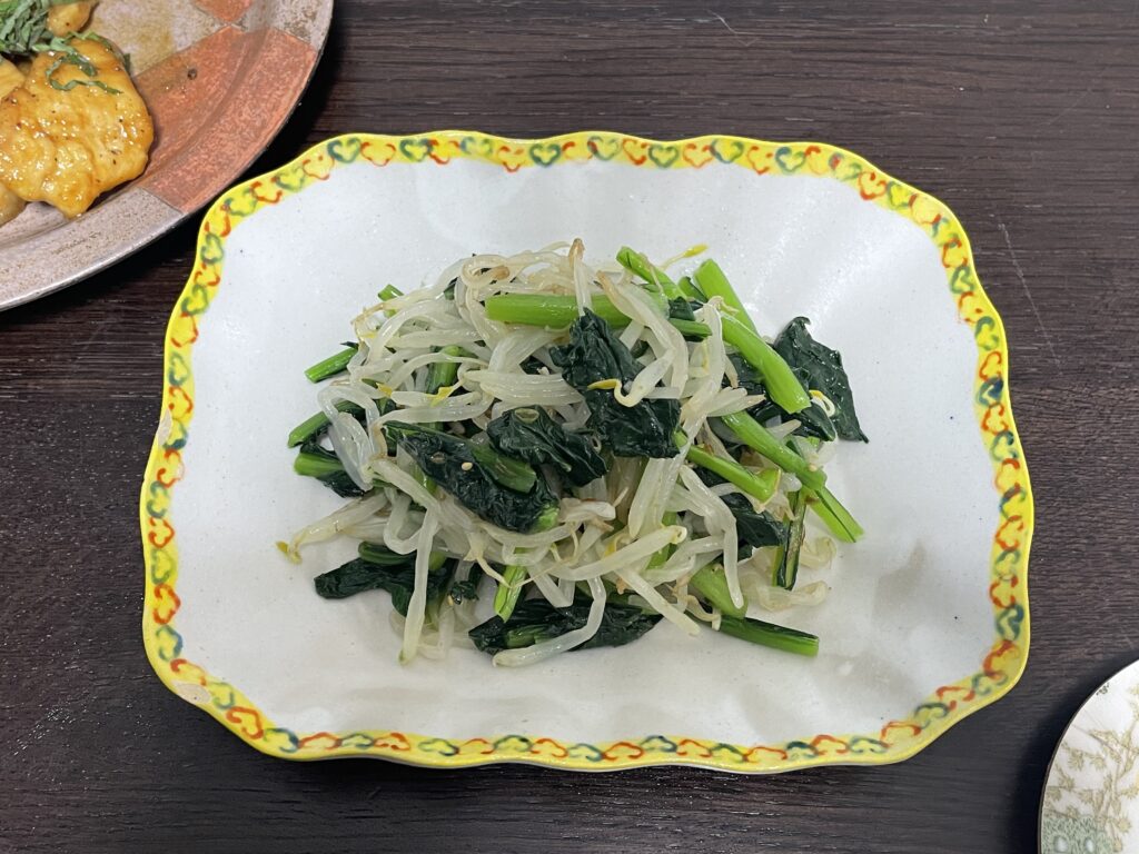 和田明日香さんのレシピ「あるものナムル」を40代主婦が作ってみた写真。ヨシノヒトシさん作陶の器に盛り付けている。