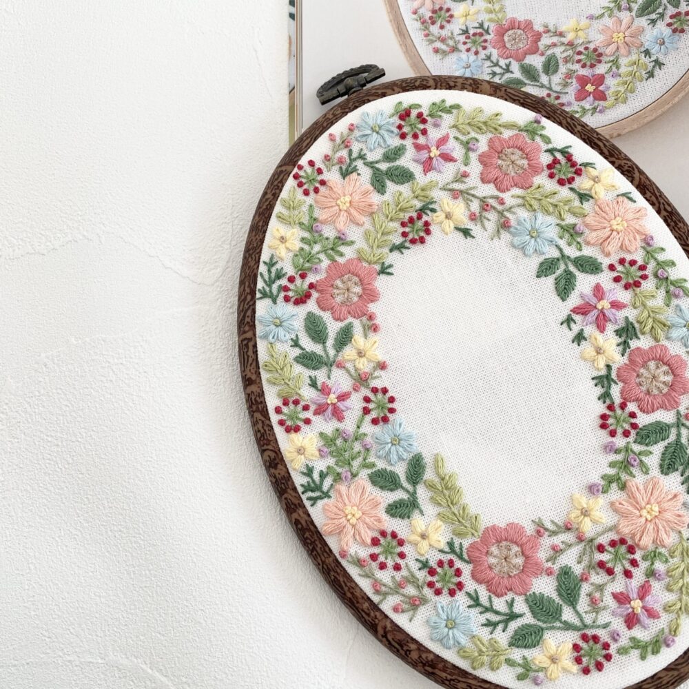 『yulaのカラーブック 暮らしを彩る14色の刺繍物語』の『カラフル百花園』のページと完成した『カラフル百花園』