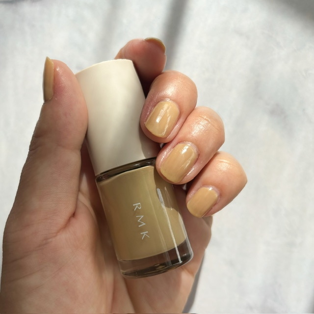 RMKネイルラッカー・フレッシュウィートを手にもつ写真