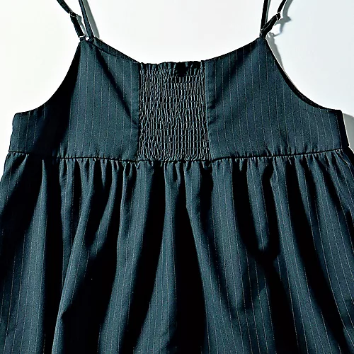 後ろ側は中央に繊細なシャーリングを施したラウンドネック