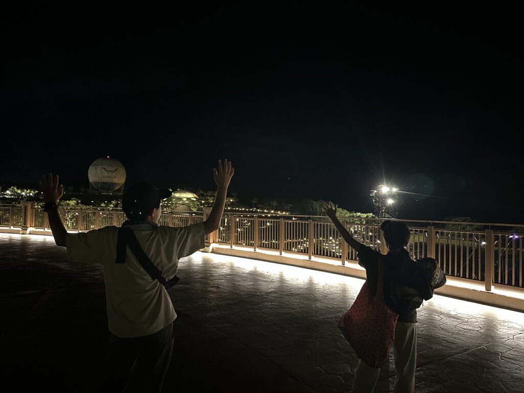 ジャングリアに向かって手を振る子どもたち