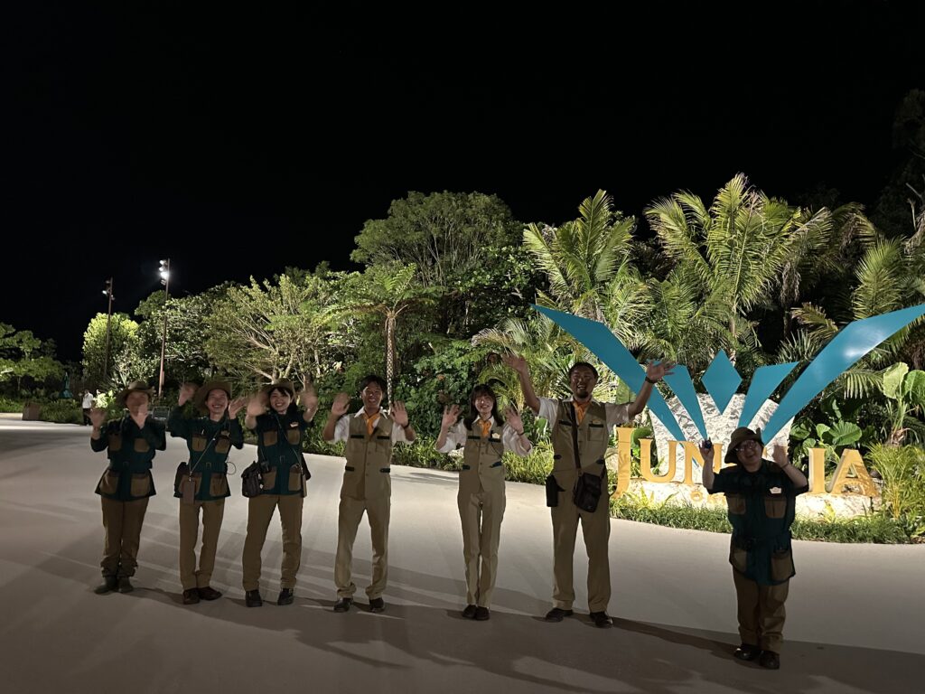 手を振るジャングリアのスタッフたち