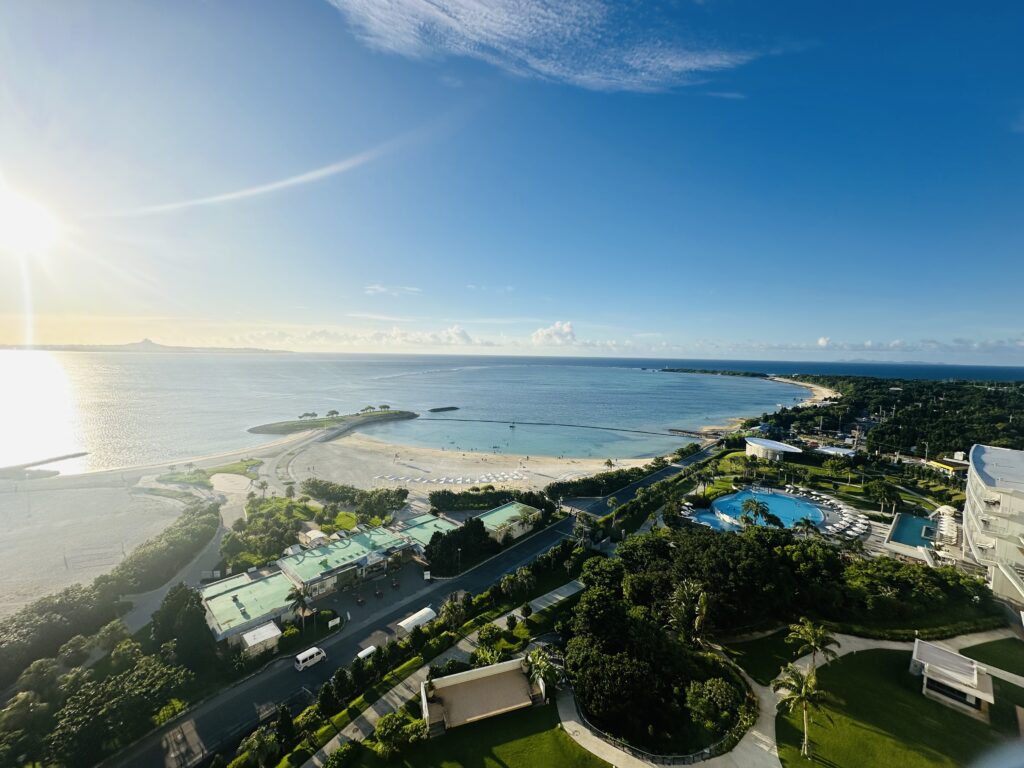 「オリオンホテル モトブ リゾート＆スパ」の客室からの風景