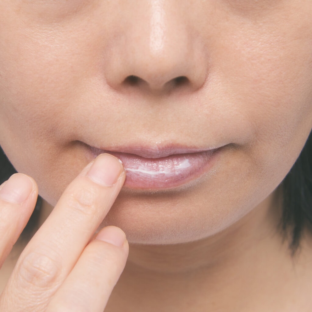 ピタッと密着する、水溶性クリーム状。