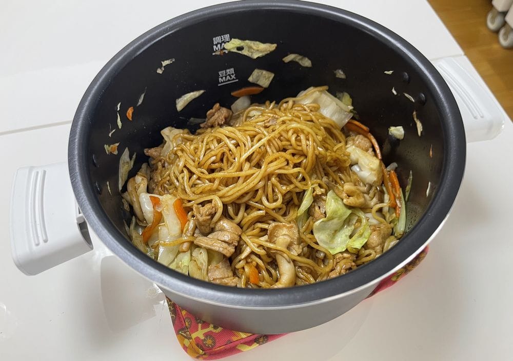 ティファール「ラクラ・クッカー自動調理鍋」￥8000　焼きそばを調理