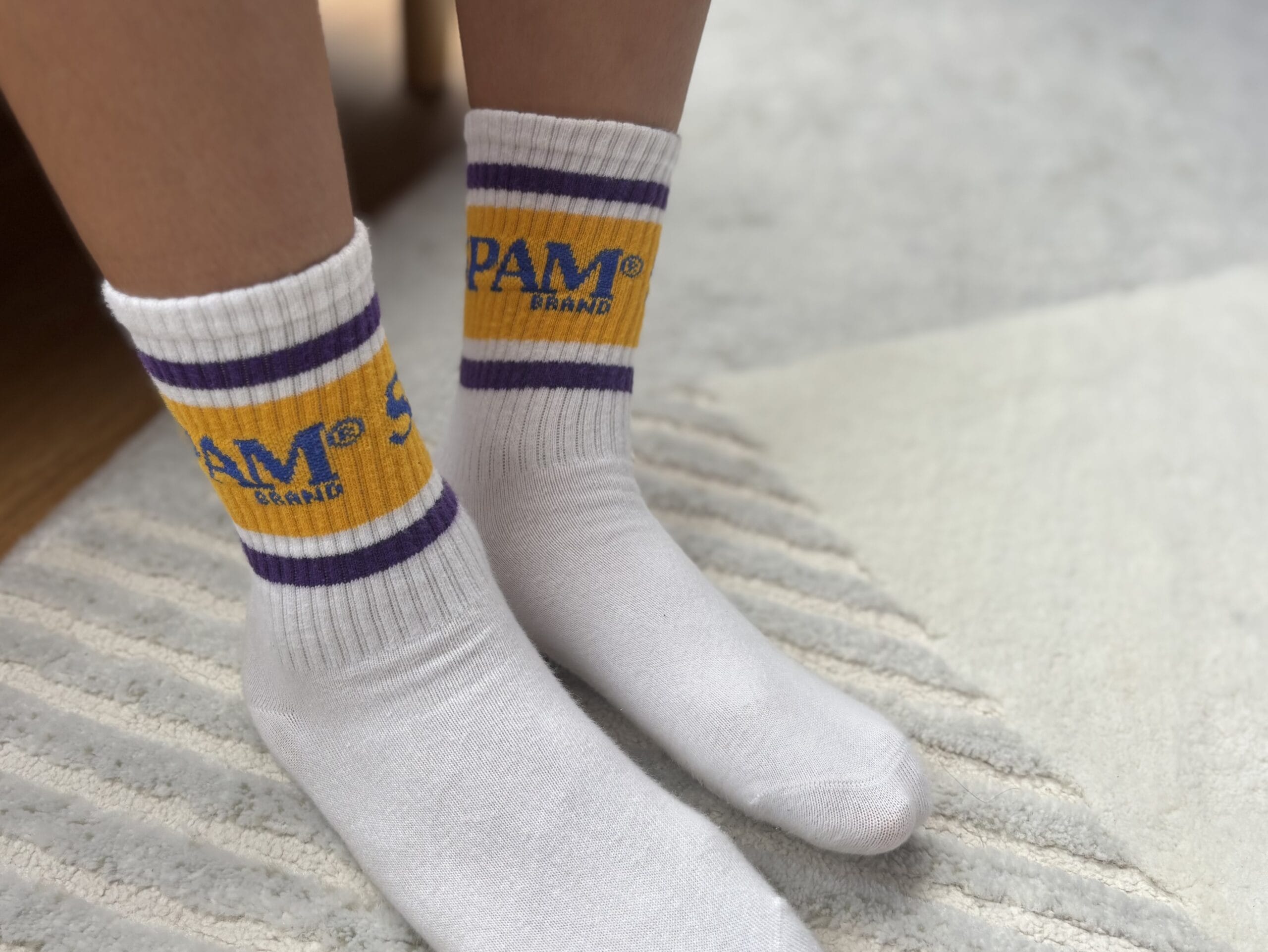 SPAM柄のロングソックスを着用
