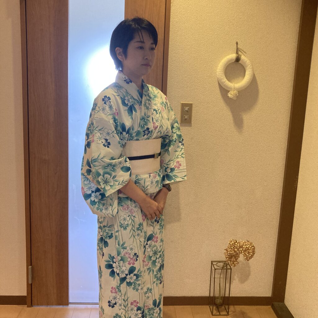 緑と白の浴衣　白い帯　黒い帯締め