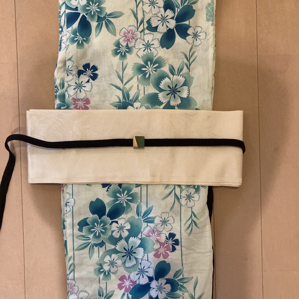 緑と白の浴衣　白い帯　黒い帯締め