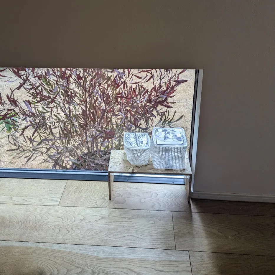 Landport「CARRY THE SUN（キャリー・ザ・サン）」窓際で充電しているところ