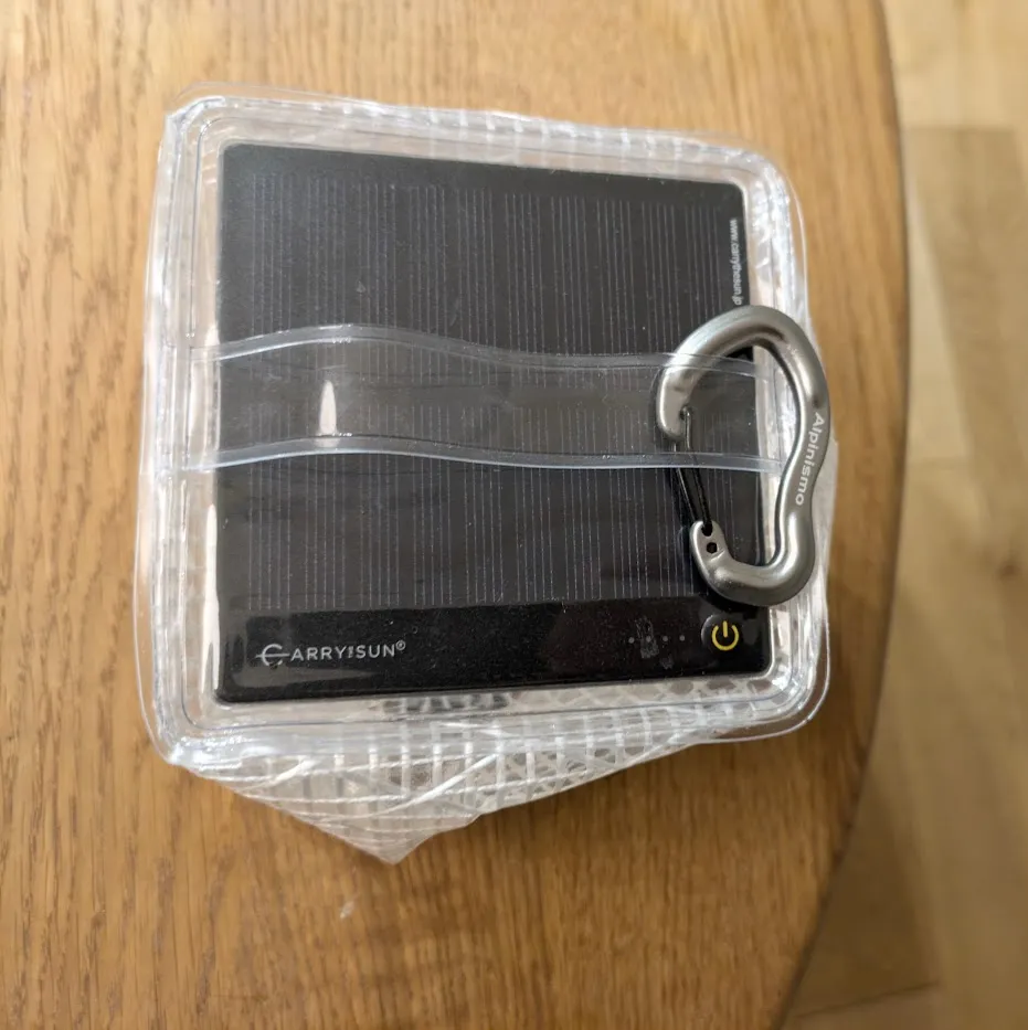 Landport「CARRY THE SUN（キャリー・ザ・サン）」カラビナを付けたところ