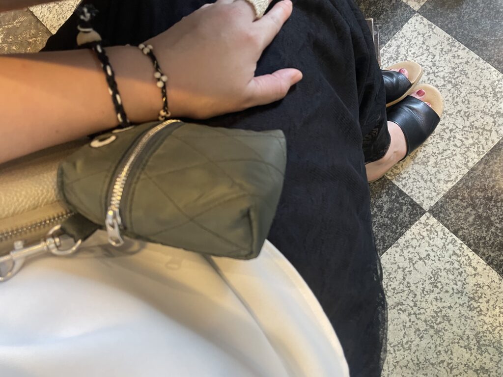 40代女性の2025年8月下旬コーデ、足元写真【その1】。