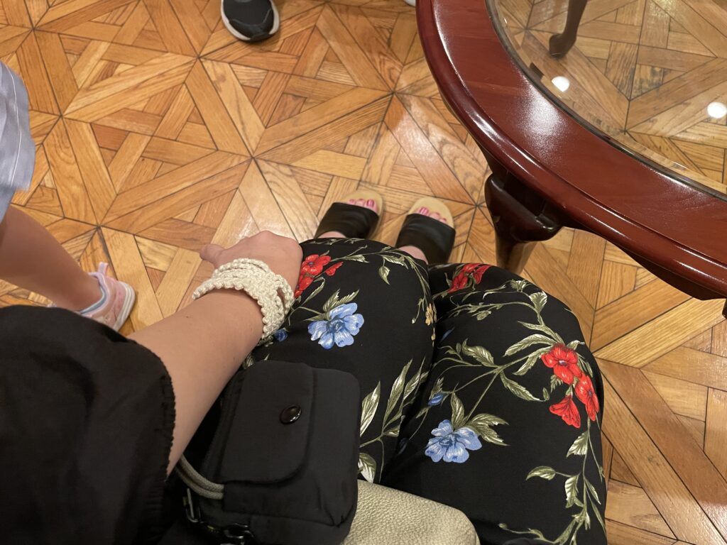 40代女性の2025年8月下旬コーデ、足元写真【その3】。