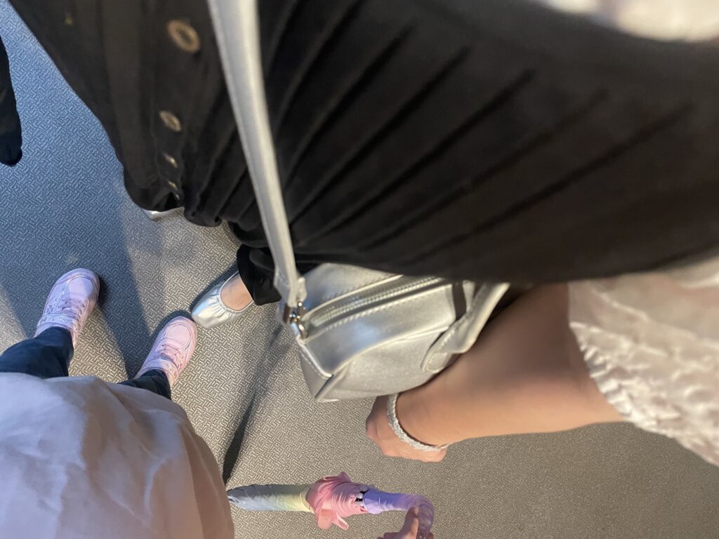 40代女性の2025年8月下旬コーデ、足元写真【その4】。