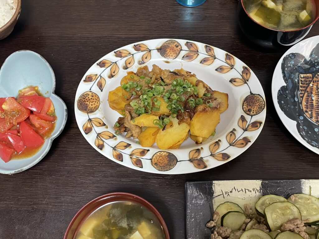 市瀬悦子さんのレシピ「鶏肉とじゃがいものごまみそ炒め」を、鶏肉から豚肉に置き換えて40代主婦が作ってみた写真。