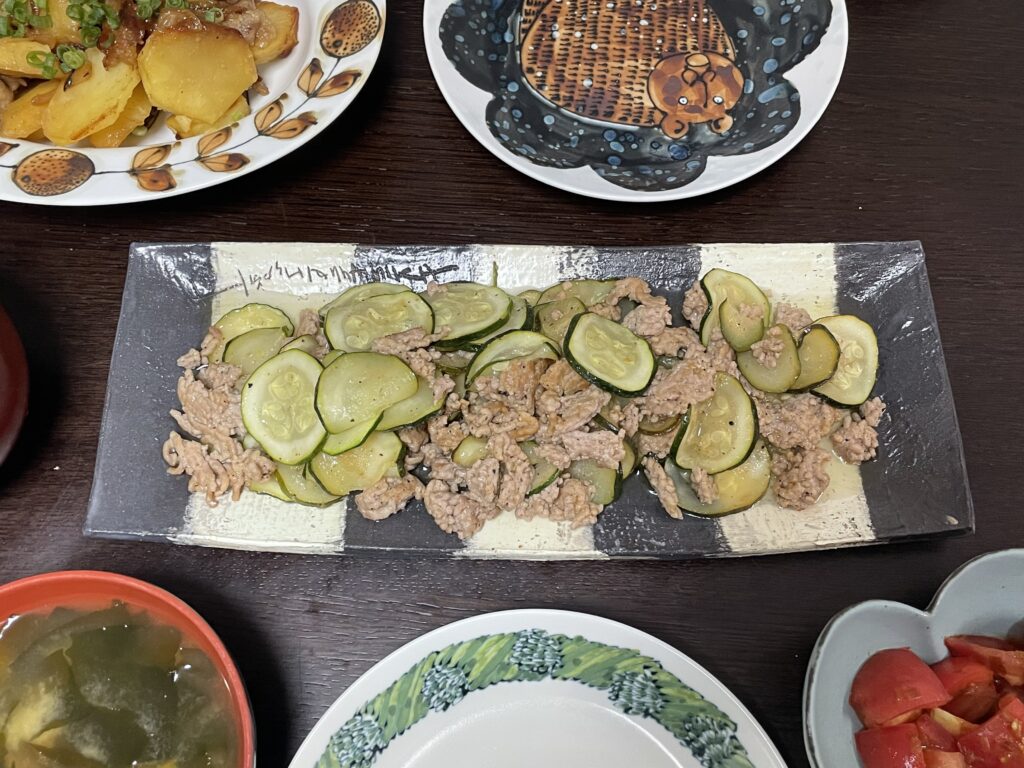 長谷川あかりさんのレシピ「豚ひき肉とズッキーニの梅クミン蒸し」を40代主婦が作ってみた写真。東恩納美架さん作陶のしましまの長皿に盛り付けている。