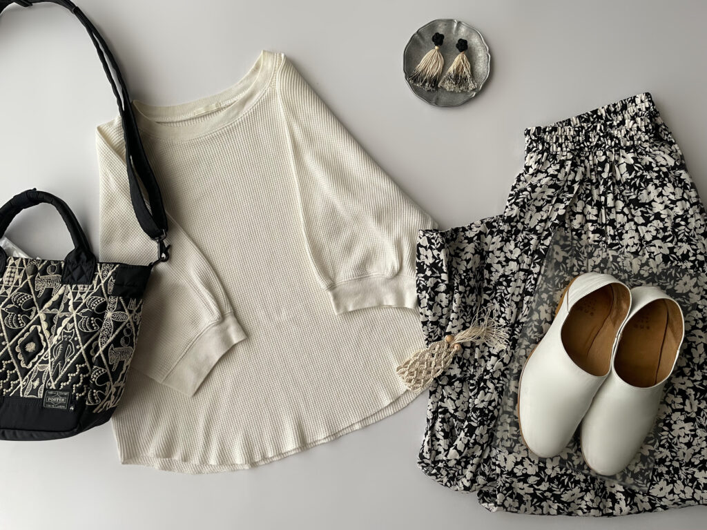 40代女性の2025年8月下旬コーデ【その2】。ユニクロの白のワッフルTとエニィファムの花柄パンツを合わせたフラットレイ画像。