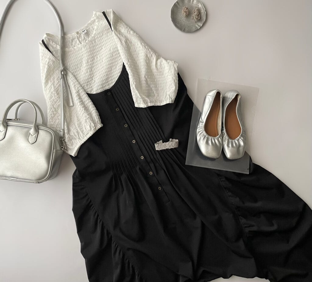 40代女性の2025年8月下旬コーデ【その4】。ユニクロのシアサッカーブラウスとノアールレーベルの黒のサロペットを合わせたフラットレイ画像。