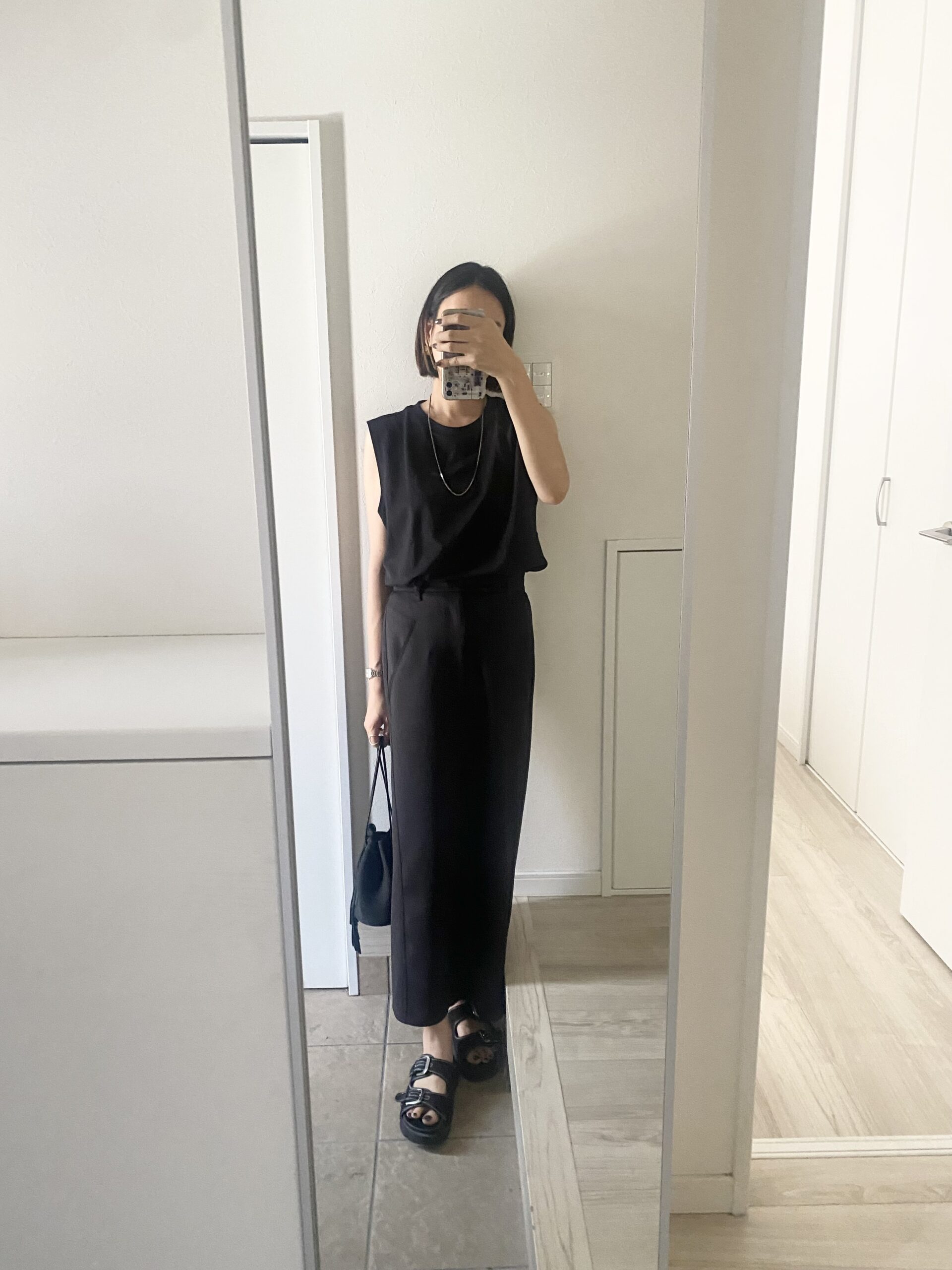 40代 黒 スカートコーデ ノースリーブコーデ